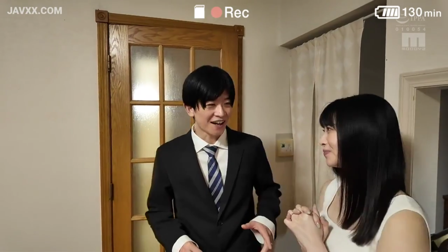 室内 · 说话 · 男士西装 · 人物中景 · 录制标识