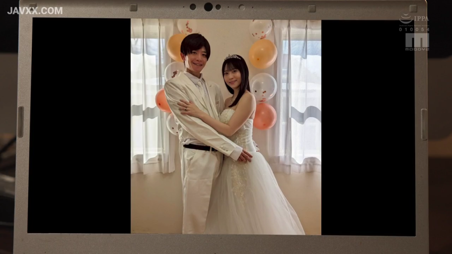 电脑屏幕前 · 微笑 · 白色婚纱 · 婚纱头饰 · 人物全身照 · 婚礼装饰