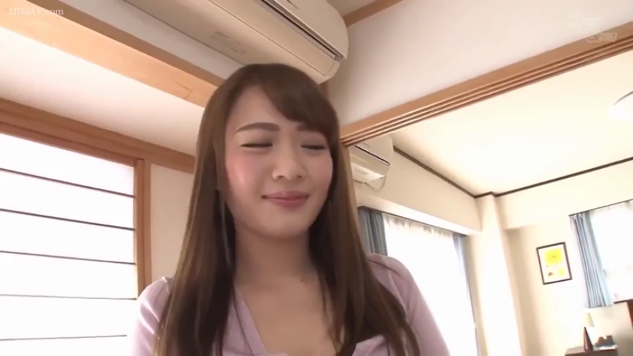 半身特写 · 俯视镜头 · 室内卧室 · 温柔微笑 · 棕色长发 · 正面站姿 · 浅紫色V领上衣 · 挂式空调