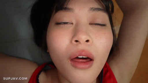 眼部特写 · 卧室 · 潮红 · 神魂颠倒 · 红色吊带上衣