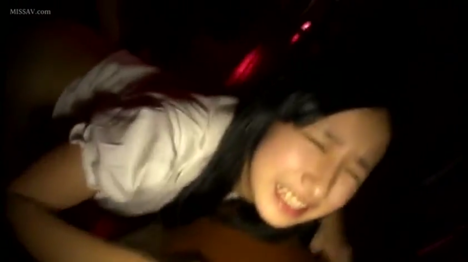 脸部特写 · 卧室 · 后入式 · 白色上衣 · 红色氛围光 · 呻吟