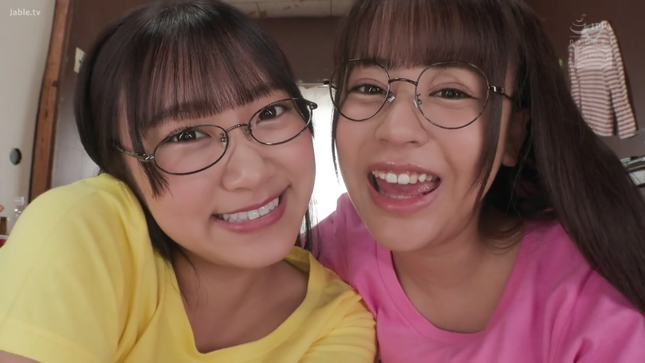 室内 · 眼镜 · 脸部特写 · 微笑 · 面对镜头 · 双人 · T恤 · 靠在一起