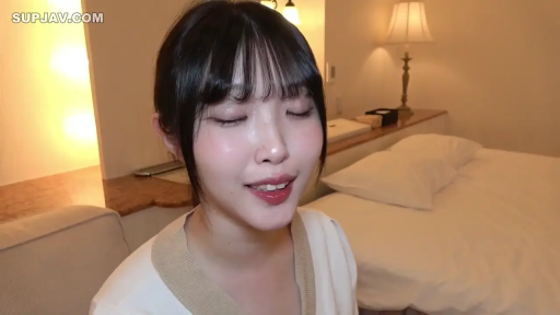 脸部特写 · 酒店房间 · 害羞微笑 · 白色针织衫 · 光线柔和