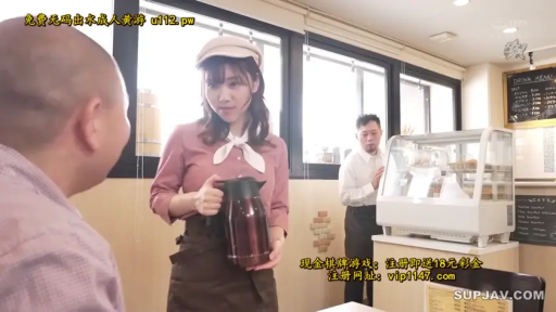 交谈状 · 浅色鸭舌帽 · 咖啡厅 · 服务员帽 · 画面有水印 · 女服务员面部特写