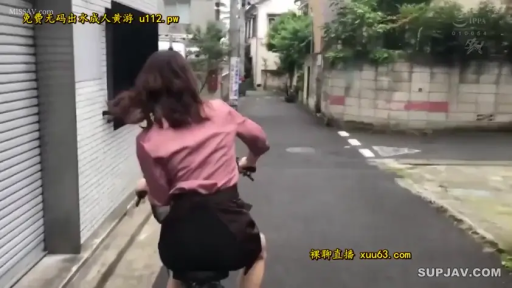 住宅区巷子 · ダークカラーのショートスカート · 自行车