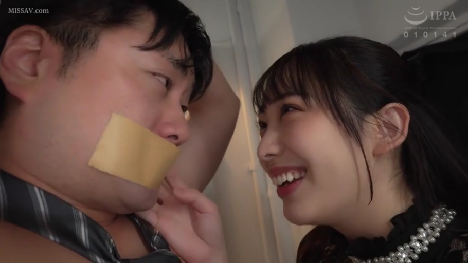 室内 · 角色扮演 · 脸部特写 · 坏笑 · 近距离对视 · 黑色蕾丝上衣 · 胶带封口 · 封箱胶带