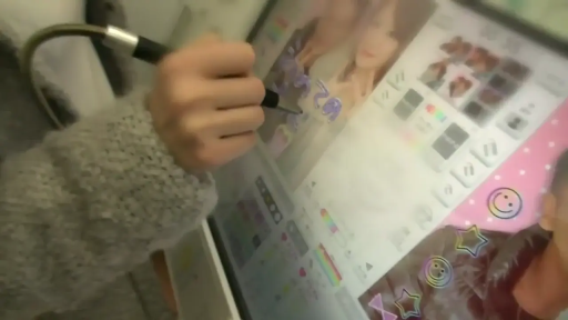 室内 · 屏幕绘画界面 · 触控笔 · 灰色毛线衣 · 屏幕上的表情符号贴纸