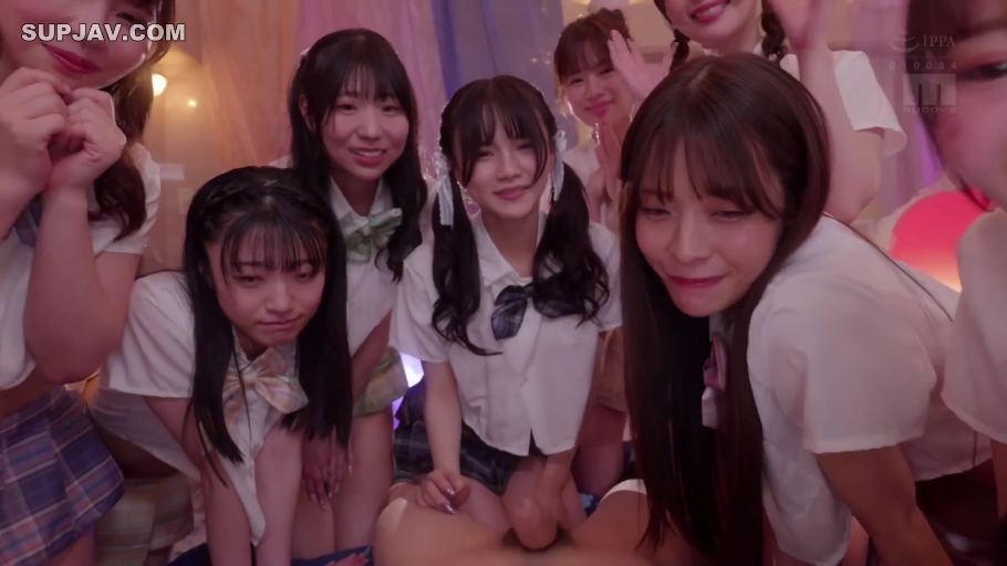室内 · 兴奋 · 多名女性脸部特写 · 蝴蝶结 · 群交