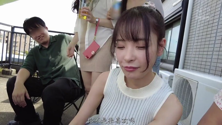 阳台 · 手机挂绳 · 女子面部特写 · 女子神情淡定带点轻蔑 · 画面下方有中文字幕 · 站立女子穿着白色衬衫和短裙