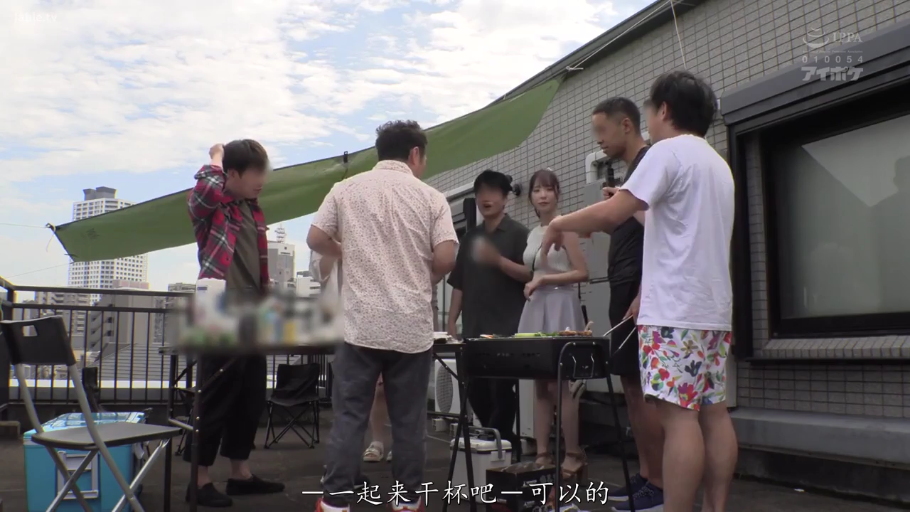 社交表情 · 裙子 · 楼顶天台 · 烧烤工具 · 字幕显示“一起来干杯吧”