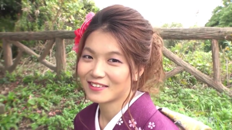 肩部特写 · 微笑 · 公园 · 妆容精致 · 头饰花 · 紫底花纹和服