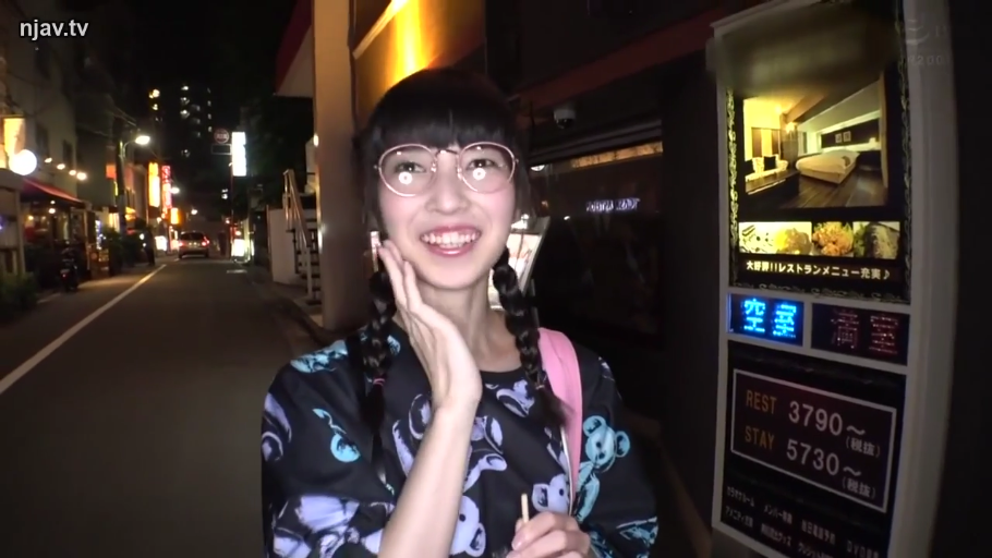 眼镜 · 面对镜头 · 半身 · 双马尾 · 笑容 · 托腮 · 夜晚街道 · 图案T恤