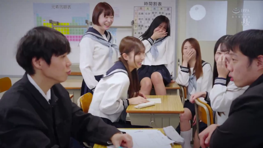 教室 · 窃笑 · 黑色百褶裙 · 课本 · 人物表情特写 · 背景有课程表和元素周期表