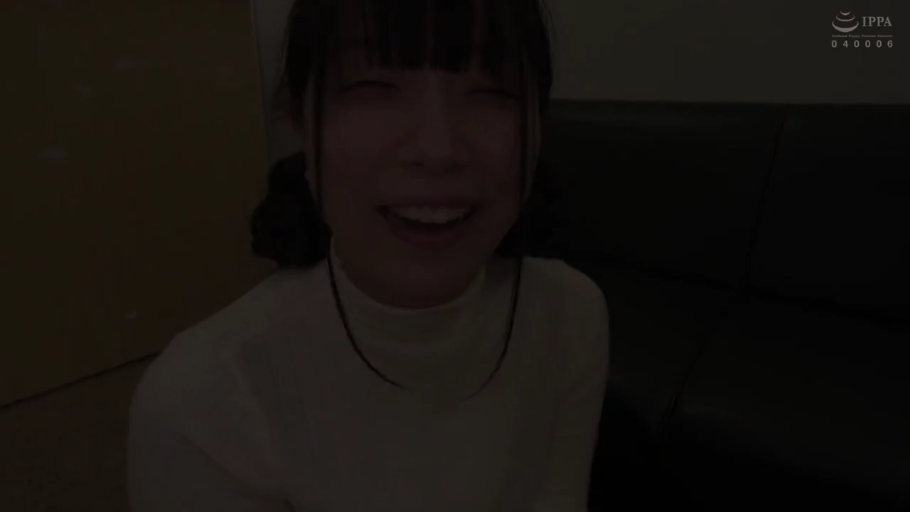 休息室 · 脸部特写 · 调情 · 白色高领针织衫 · 光线较暗