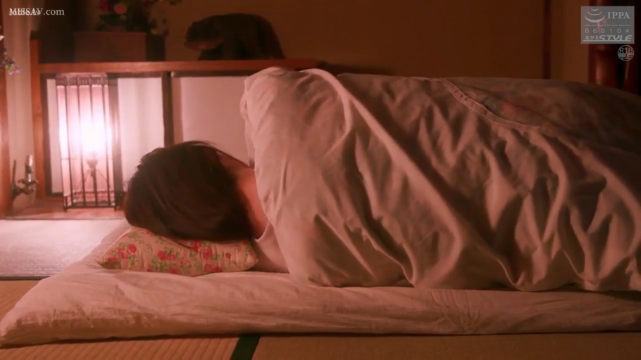 睡眠中 · 台灯 · 白色上衣 · 日式卧室 · 头部特写 · 暖色灯光