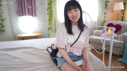 坐姿 · 卧室 · 中景 · 微笑 · 单肩包 · 面对镜头 · 居家 · 牛仔短裤