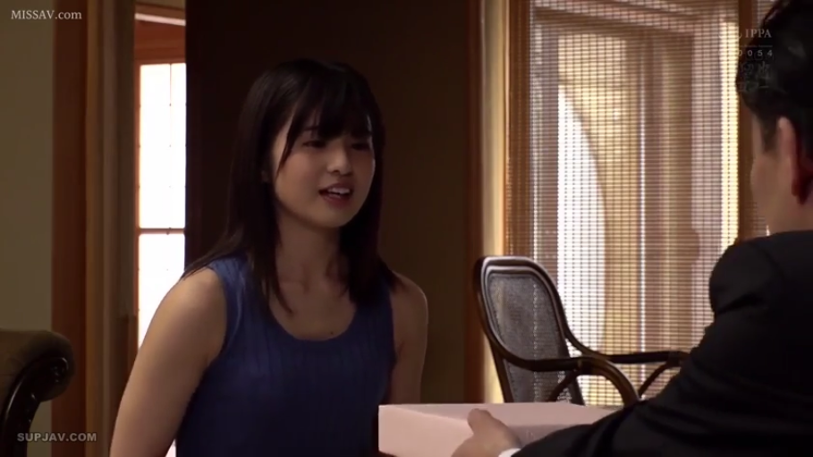 室内 · 坐姿 · 微笑 · 半身 · 蓝色背心 · 盒子 · 赠送礼物