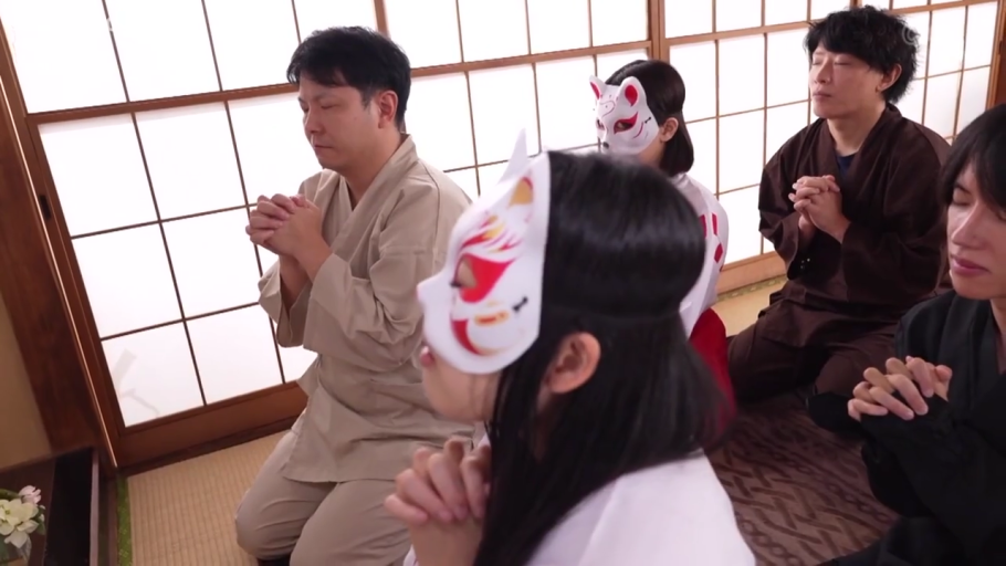 肃穆 · 巫女服 · 榻榻米 · 狐狸面具 · 合十双手