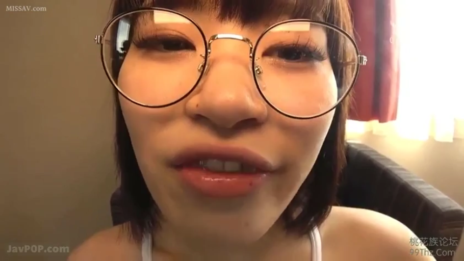 室内 · 诱惑 · 口部特写 · 白色吊带背心 · 圆框眼镜