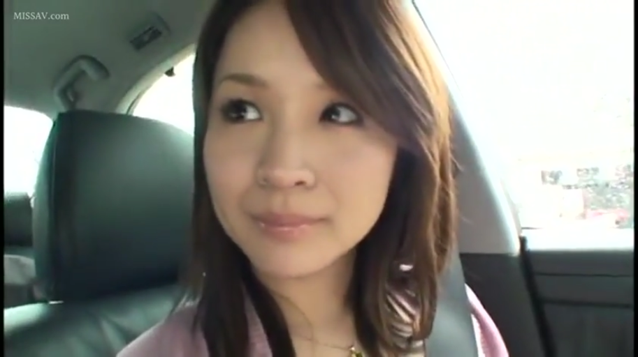 面部特写 · 汽车后座 · 略带好奇 · 粉色系上衣