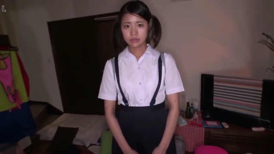 室内 · 站立 · 拘谨 · 凝视 · 双马尾 · 正面中景 · 学生服 · 背景杂物