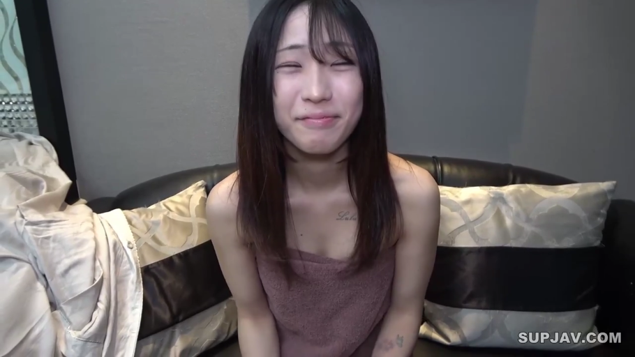 锁骨纹身特写 · 眯眼 · 室内休息室 · 裹胸毛巾 · 纹身