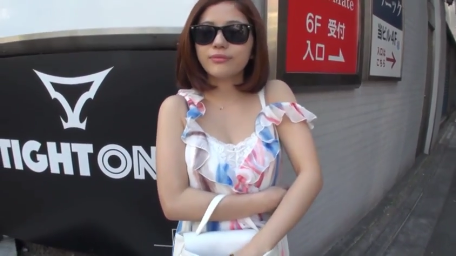 站姿 · 面对镜头 · 自然 · 上半身 · 短发 · 户外街道 · 墨镜 · 碎花吊带裙