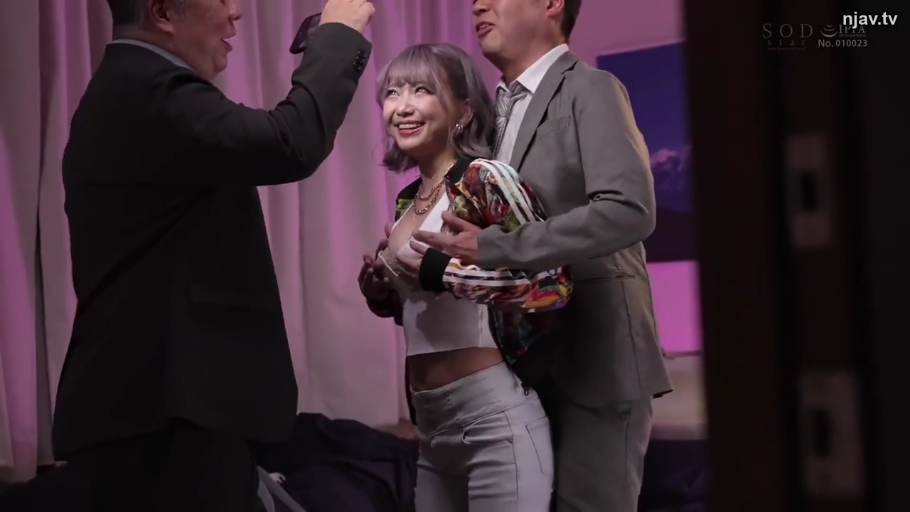 室内 · 录像 · 背后搂抱 · 中景 · 日本AV · 手机 · 笑容 · 露脐装