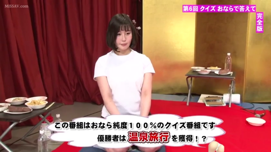 中景 · 平静 · 正坐 · 白色T恤 · 演播室 · 录制节目 · 日本综艺 · 小桌子