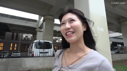 顔部のクローズアップ · 站立 · 微笑 · 谈话 · 屋外 · 浅色针织衫 · 真实系