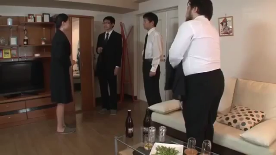 交谈 · 站立 · 自然 · 客厅 · 职业装 · 酒瓶 · 远景 · 多人