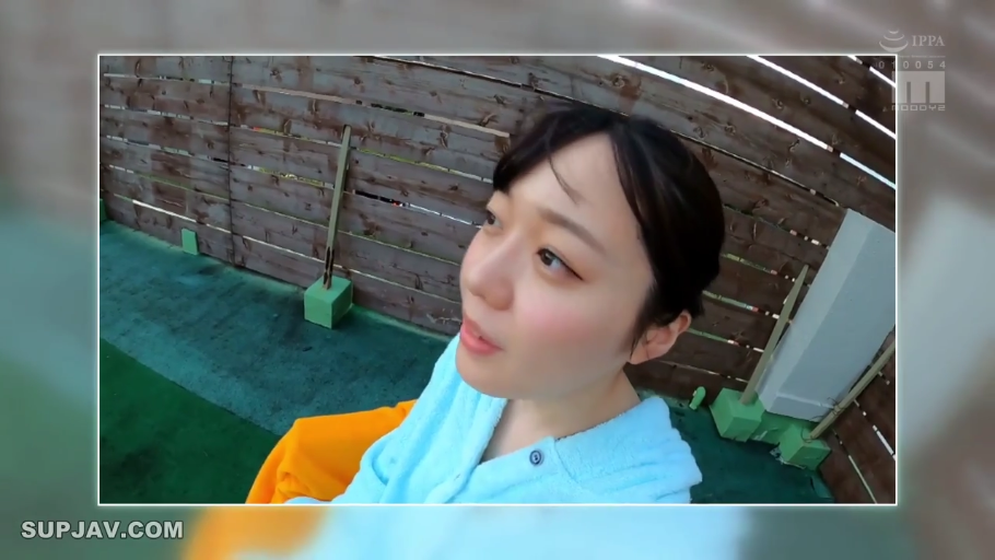 女性面部侧写 · 眼神失焦 · 户外露台 · 浅蓝色浴袍 · 疑似汗水 · 浴袍