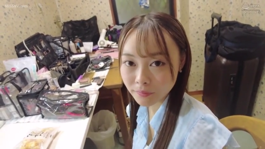 坐姿 · 脸部特写 · 微笑 · 注视 · 长发 · 化妆间 · 化妆工具 · 浅蓝色短袖衬衫