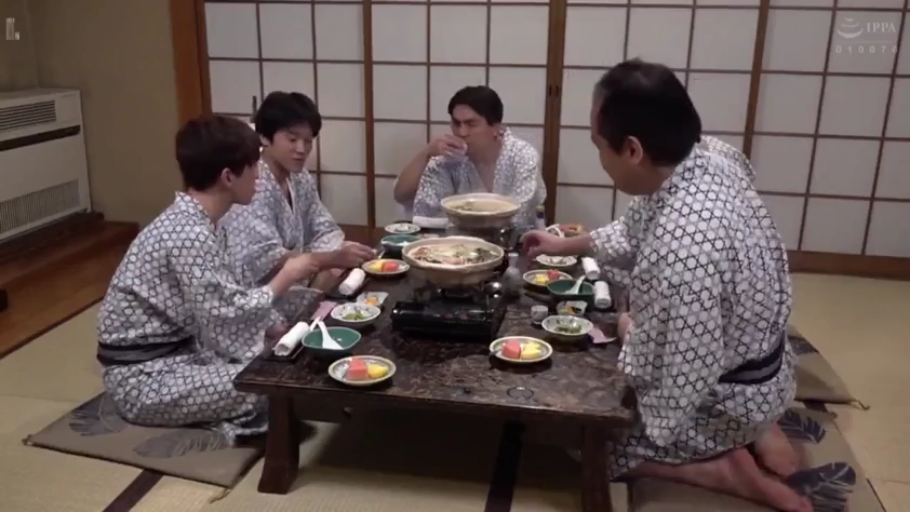 和室 · 全景 · 多人 · 浴衣 · 聚餐 · 放松 · 围坐 · 火锅