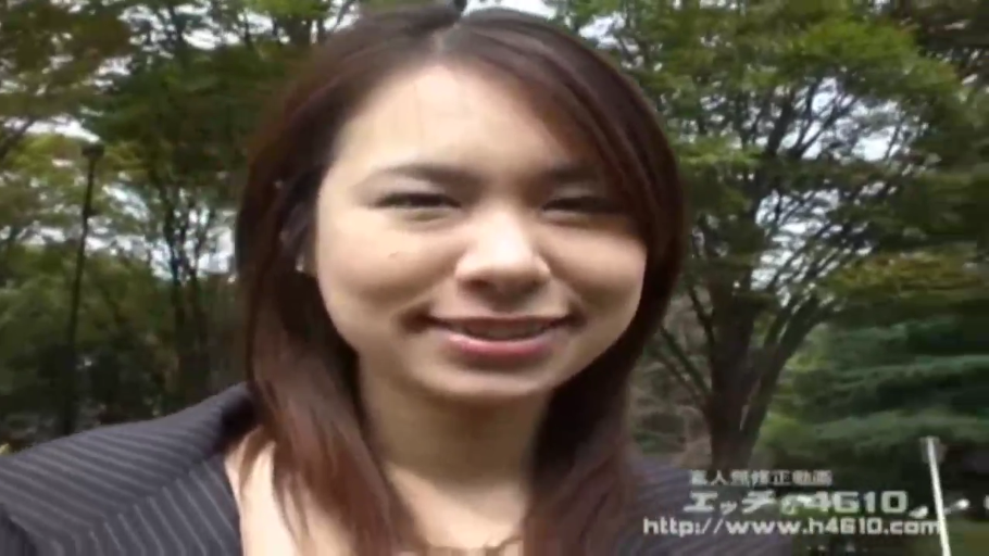 脸部 · 户外 · 正对镜头 · 条纹外套