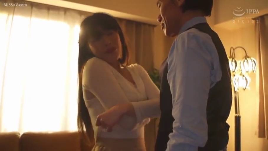 酒店房间 · 职场西装背心 · 室内柔光 · 男子审视神态 · 两人面部半身特写