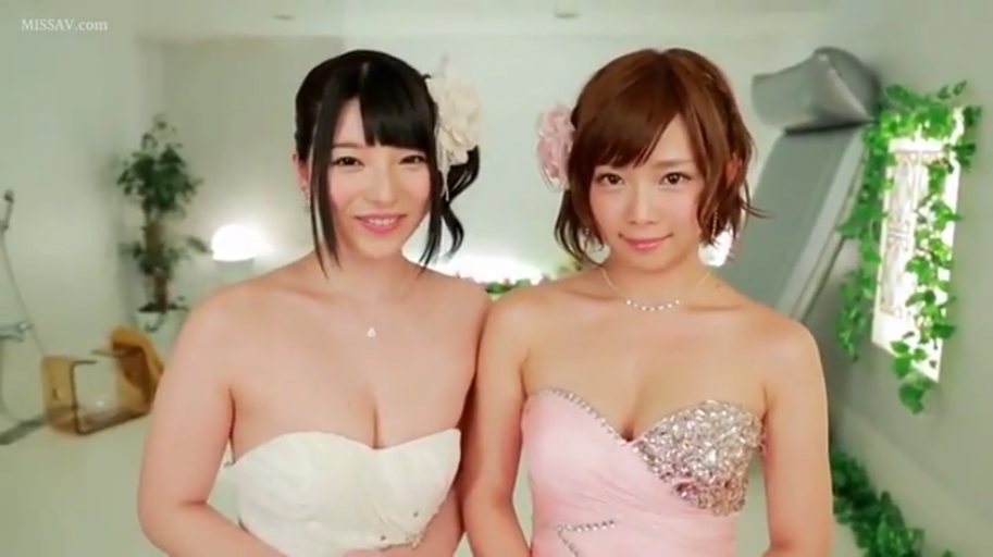 室内 · 微笑 · 双人 · 注视镜头 · 头饰 · 并排站立 · 半身照 · 抹胸礼服