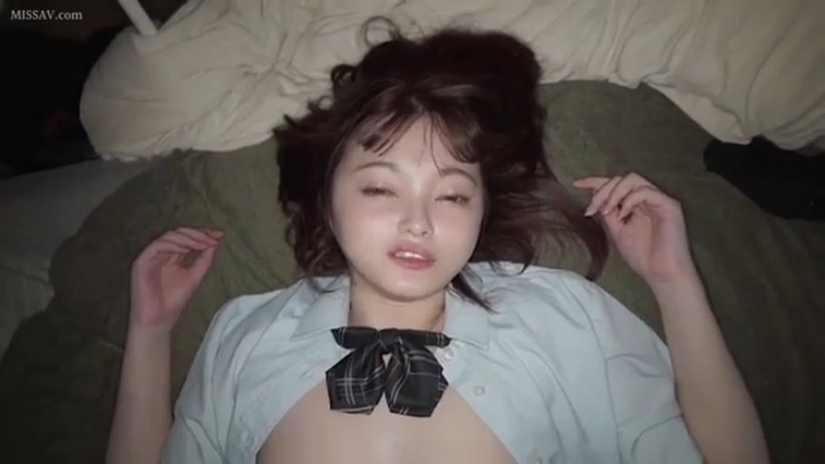 面部 · 仰卧 · 床上 · JK制服