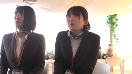 颈部项圈 · 面部特写 · 办公室内 · 面无表情 · 挂绳工作牌 · 亮光背景