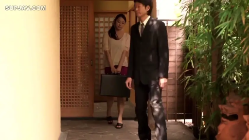 平静 · 女士浅色上衣 · 日式建筑入口 · 公文包
