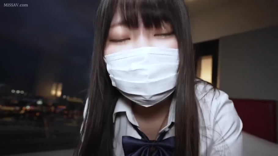 卧室 · 眼睛特写 · 闭眼 · 水手服 · 白色口罩