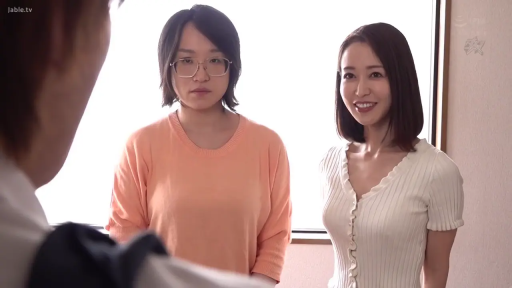 室内 · 微笑 · 眼镜 · 站立 · 中景 · 对视 · 双人 · 橘色长袖