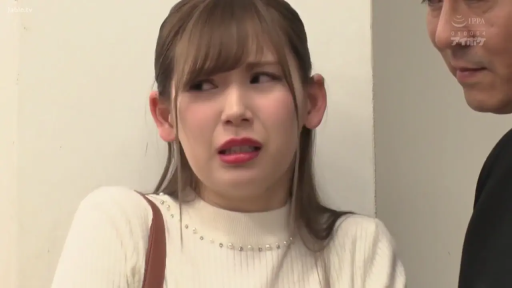 室内 · 脸部特写 · 无奈 · 白色圆领针织衫