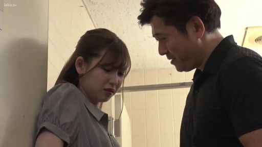 中景 · 走廊 · 骚扰 · 日本AV · 靠墙站立 · 困扰 · 灰色短袖衬衫