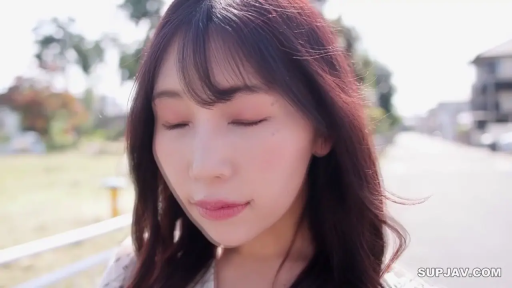 脸部特写 · 站立 · 户外街道 · 碎花裙