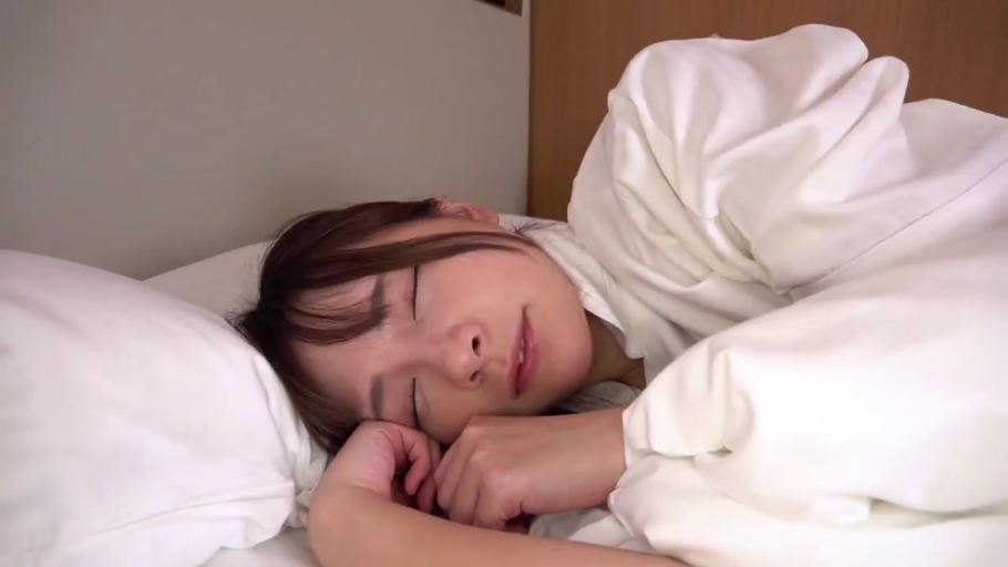 全身 · 平静 · 酒店 · 手机 · 卧姿 · 窥视 · 浴袍 · 熟睡