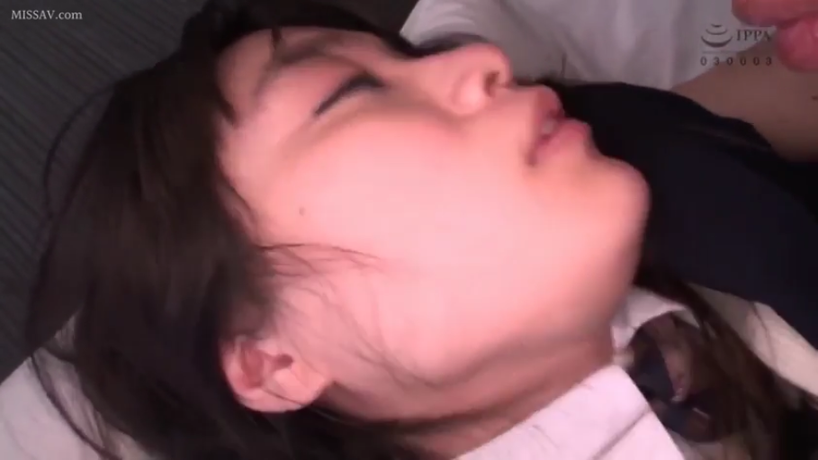 室内 · 脸部特写 · 制服 · 躺姿