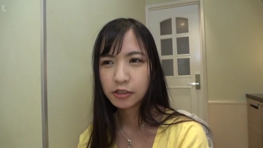 室内 · 自然 · 面部特写 · 谈话 · 正面 · 黄色上衣