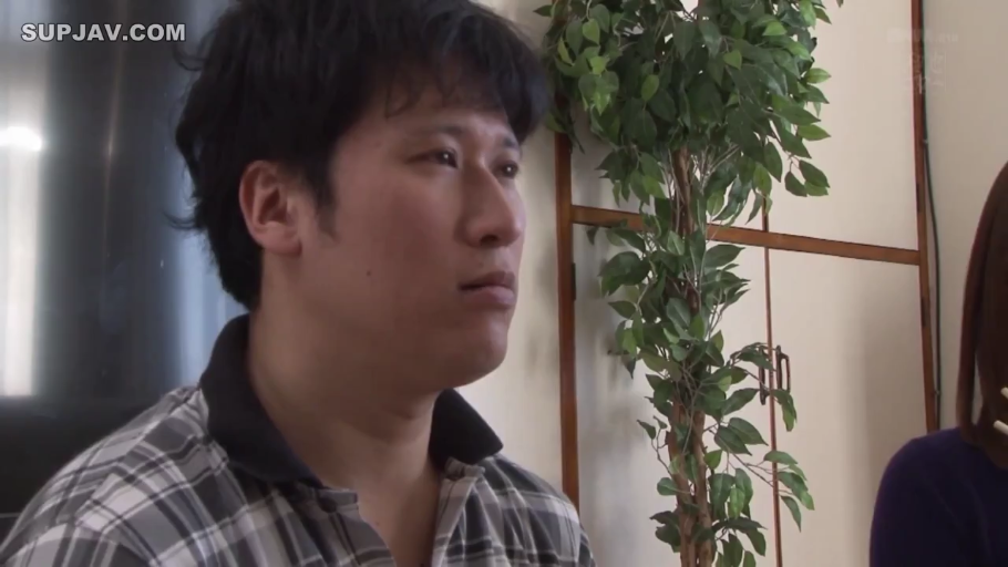 室内客厅 · 室内盆栽 · 格纹衬衫 · 眼神发呆 · 男人面部侧面特写