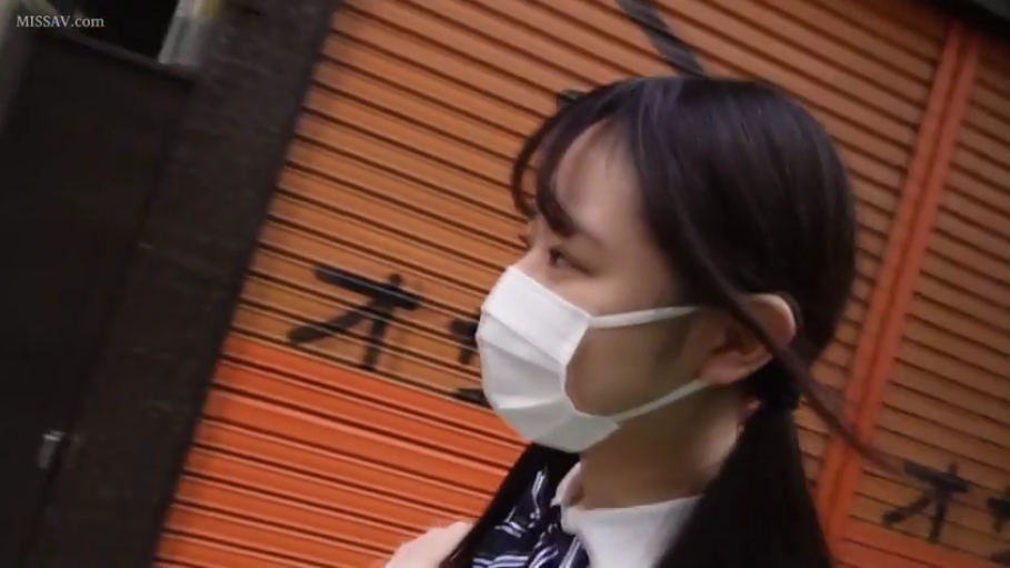 警觉 · 衬衫 · 商铺门口 · 白色口罩 · 眼神特写